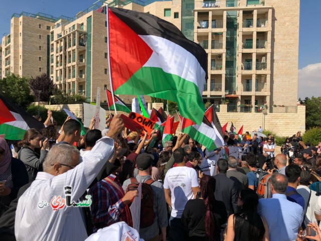 القدس:اعتقالات ومواجهات خلال التظاهرة أمام السفارة الأمريكية والشرطة تعتدي على بركة والطيبي وزحالقة